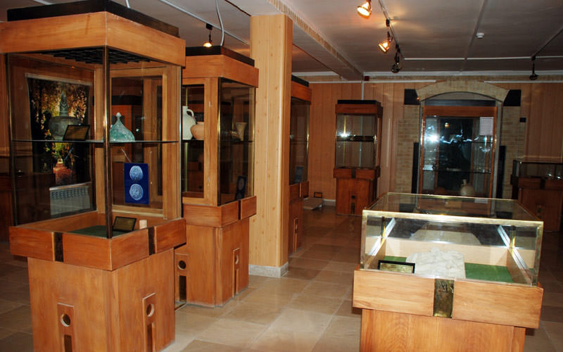 آثار باستانی و ویترین های چوبی در موزه یاسوج