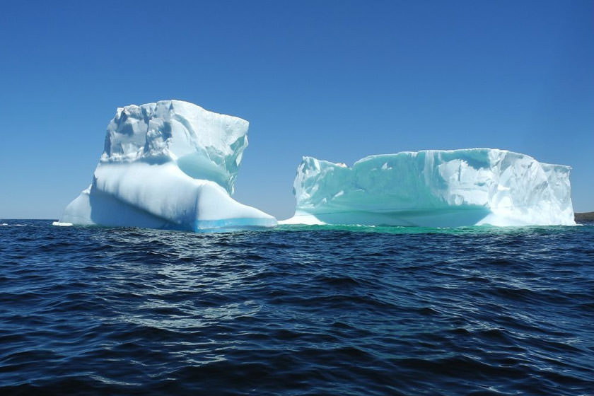 بزرگ ترین کوه یخ شناور در دهکده فرینلند کانادا