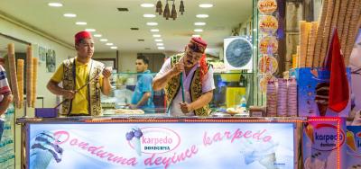 تماشا کنید: نمایش جالب بستنی‌ فروش‌های ترکیه‌ای