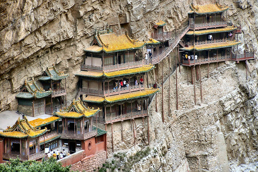 معبدی معلق در کوه هنگ شان، چین