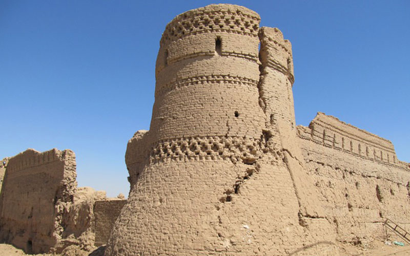ترک های برج تاریخی قلعه اشکذر