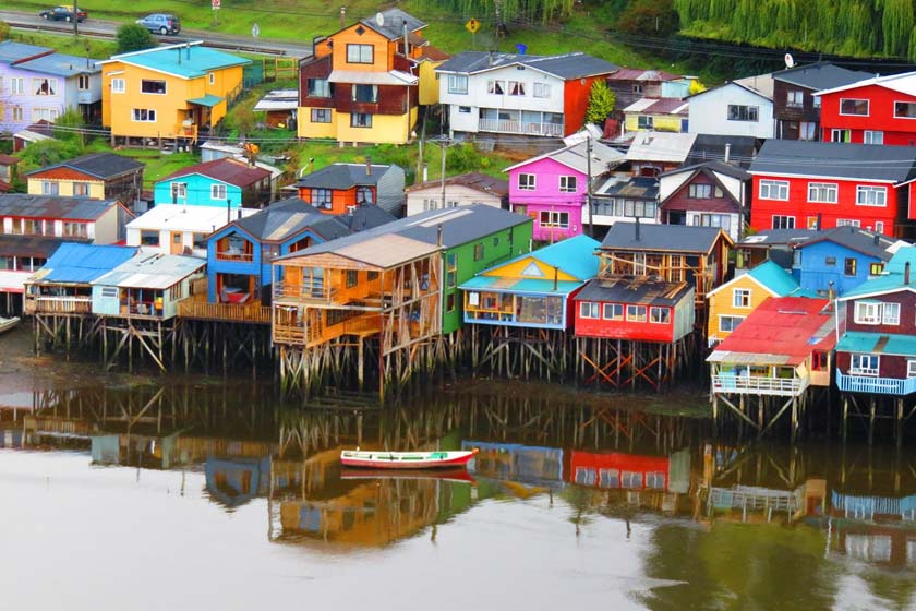 جزیره‌ شیلوئه، تصویری از خانه‌های رنگارنگ بر فراز پایه‌های چوبی