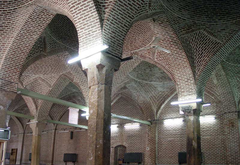 نمای داخلی آجری مسجد جامع یرخ
