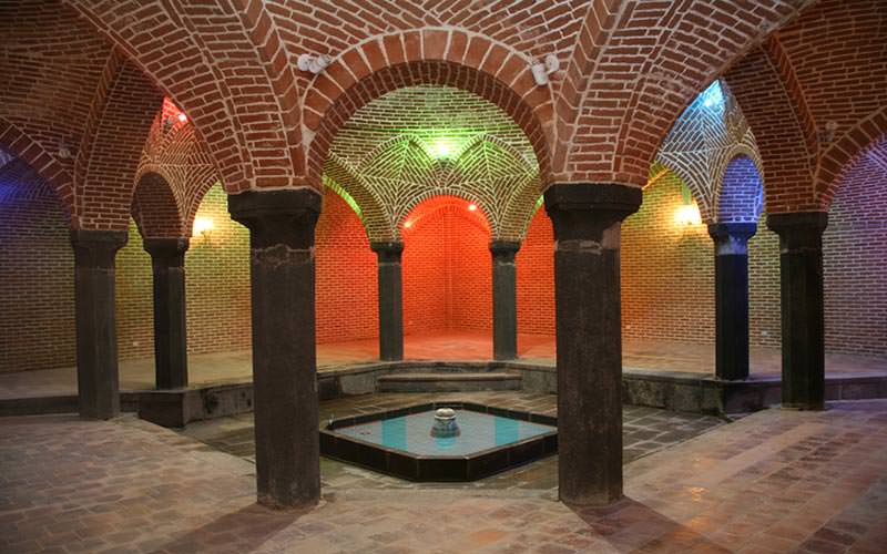 نمای داخلی آجری و خزینه حمام شیخ