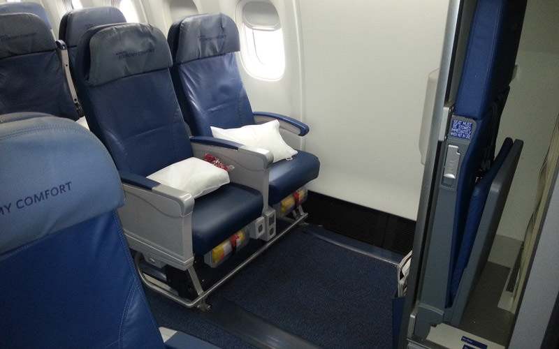 صندلی هواپیما همراه با بالش