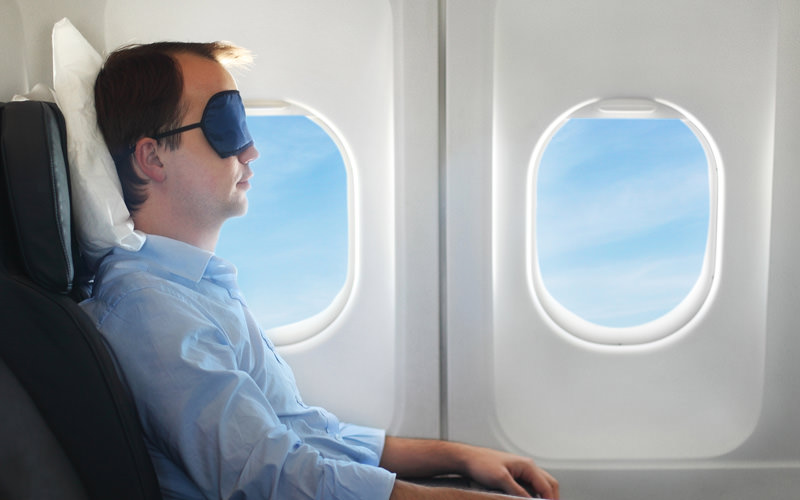 استفاده از چشم بند در طول پرواز 
