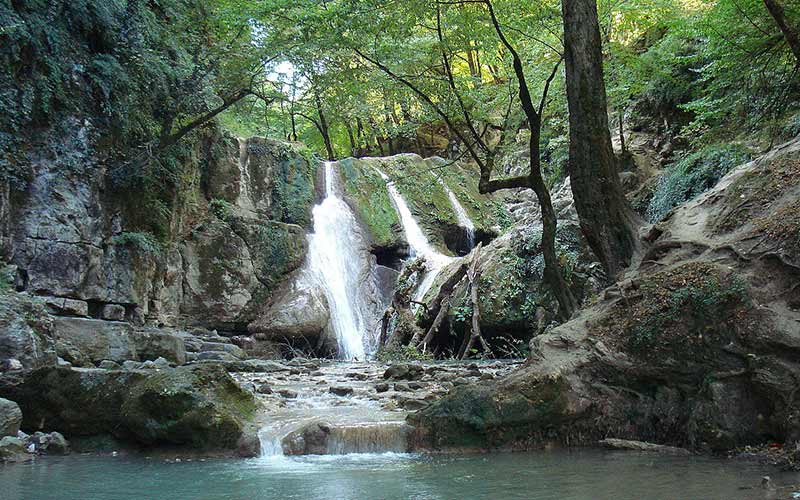 آب های خروشان وپوشش گیاهی غنی در آبشار خور خوره