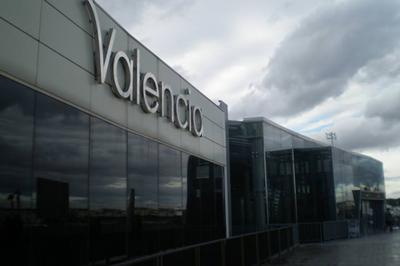 فرودگاه والنسیا، اسپانیا با ترافیکی بالا تنها با یک پایانه