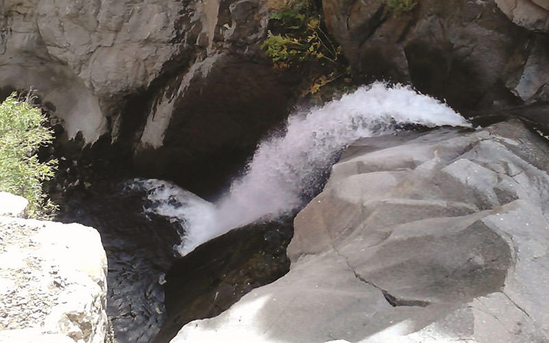 آب های خروشان و صخره های سنگی آبشار بلوکان