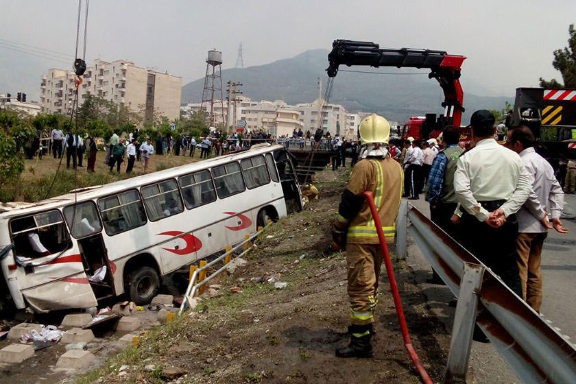 اتوبوس گردشگران اصفهانی در گردنه حیران واژگون شد