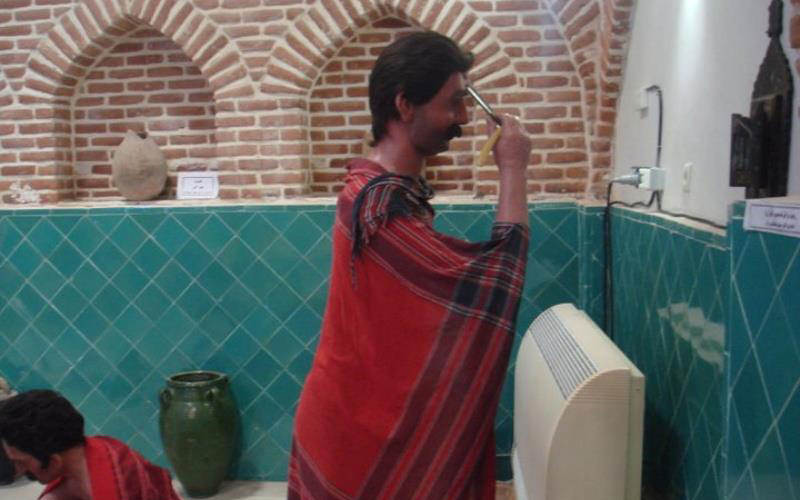 مجسمه مرد آرایشگر در حمام میرزا رسول