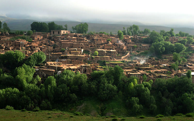 خانه های روستایی و باغ های میه در روستای دو گیجان