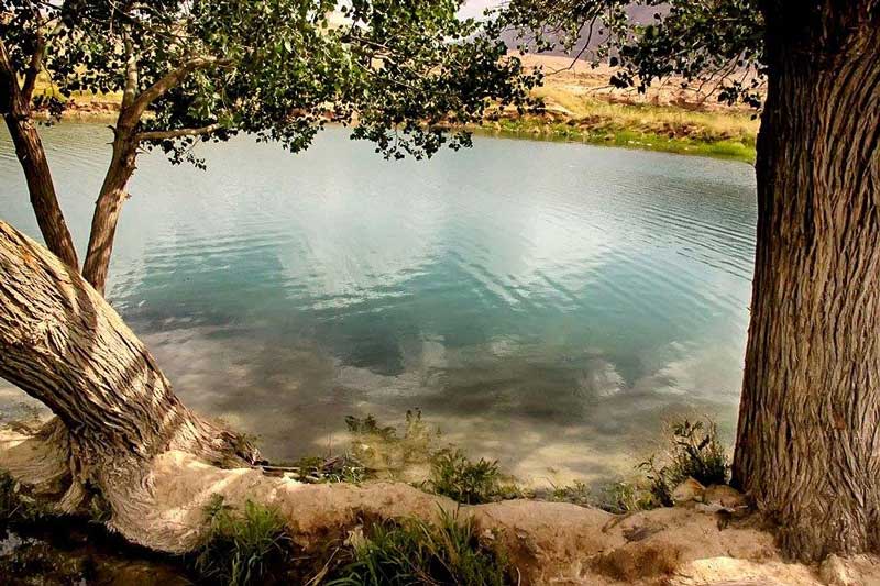 آب زلال در چشمه غربالبیز