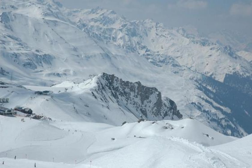 برف گیر شدن هزاران توریست در منطقه اسکی Zermatt