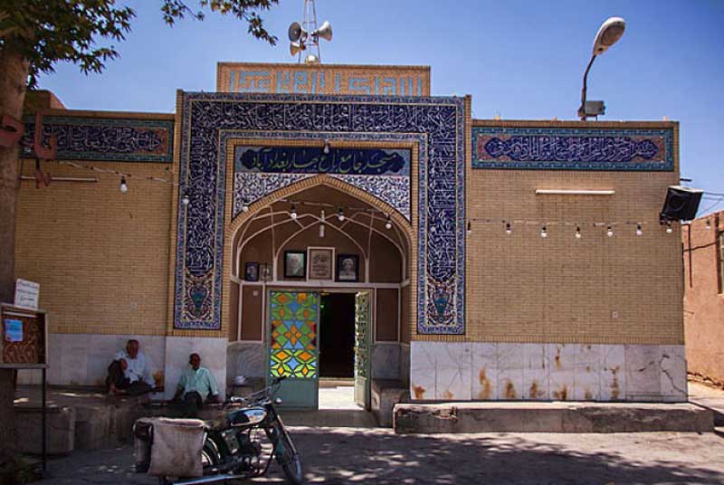 نمازگزاران در حال نشستن مسجد جامع باغ بهار