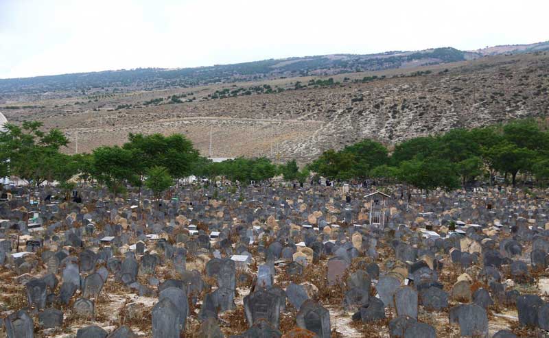 قبرستان سفید چاه و سنگ قبرهای باستانی آن