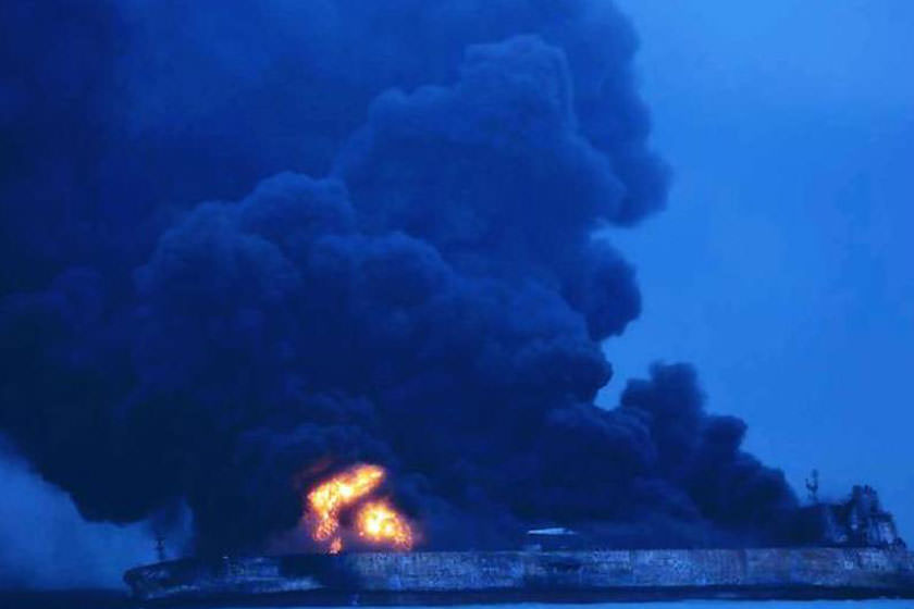 تانکر نفتی ایران، همچنان در آتش می‌سوزد