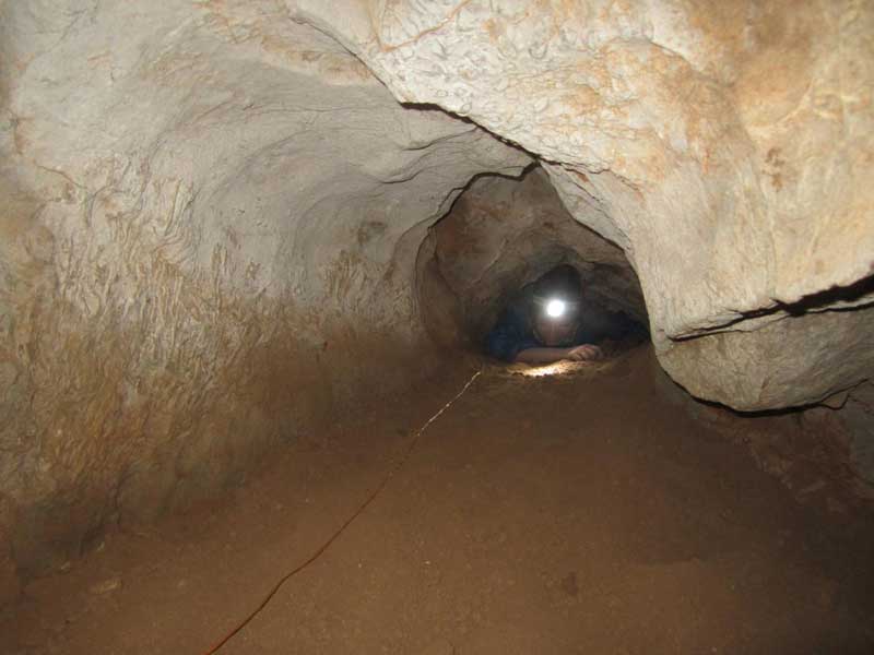 غارنورد با تجهیزات در غار میراحمد