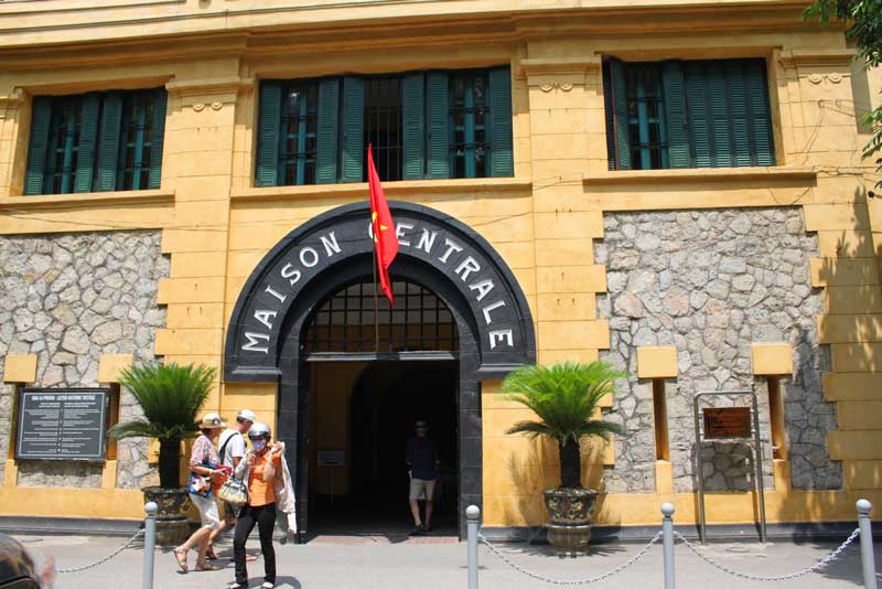 پرچم ویتنام در مقابل موزه زندان هوا لو