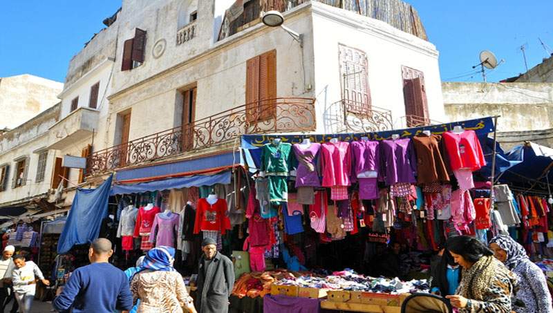 فروشندگان خیابانی و جمعیت خریداران در کازابلانکا