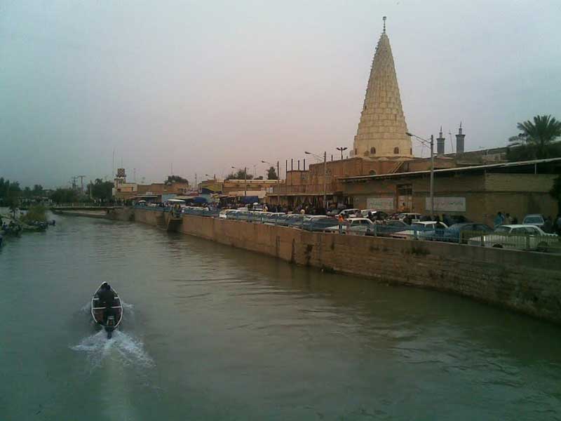 آرامگاه دانیال نبی در کنار قایقرانی در رودخانه های خوزستان