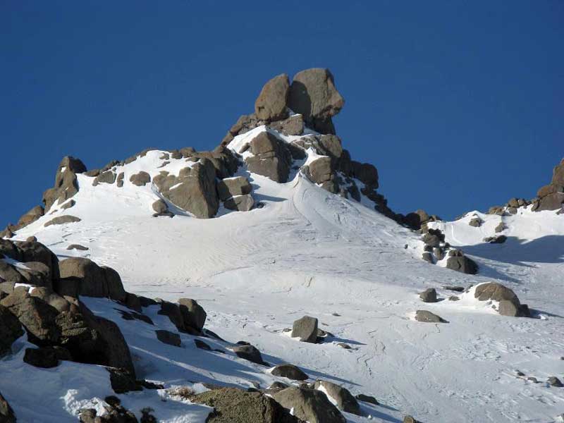 برف های کوه الوند و صخره های کهن
