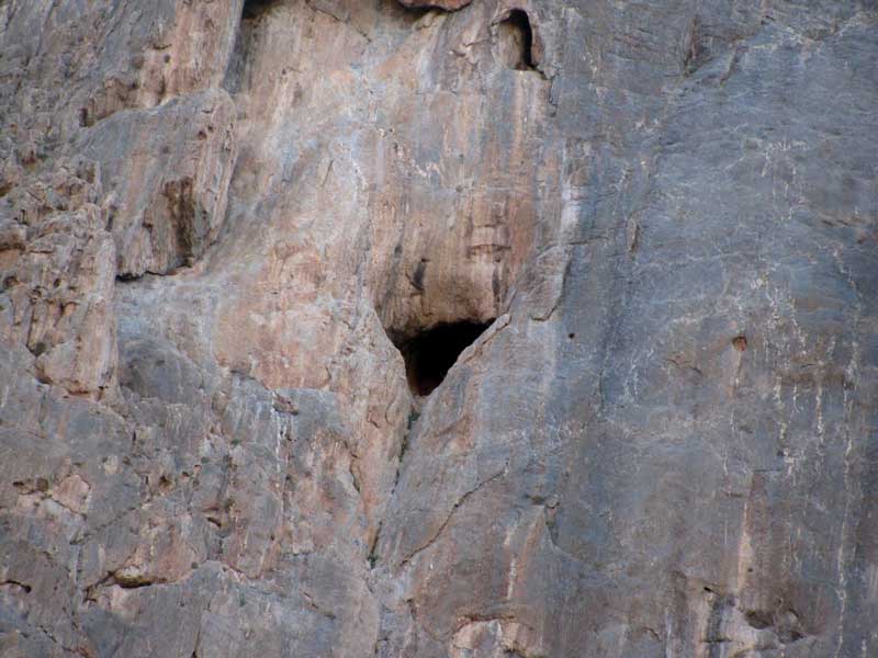 غار قلعه جمال در ارتفاعات شهر گلپایگان 