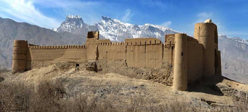 قلعه خورمیز در ارتفاعات شهر مهریز