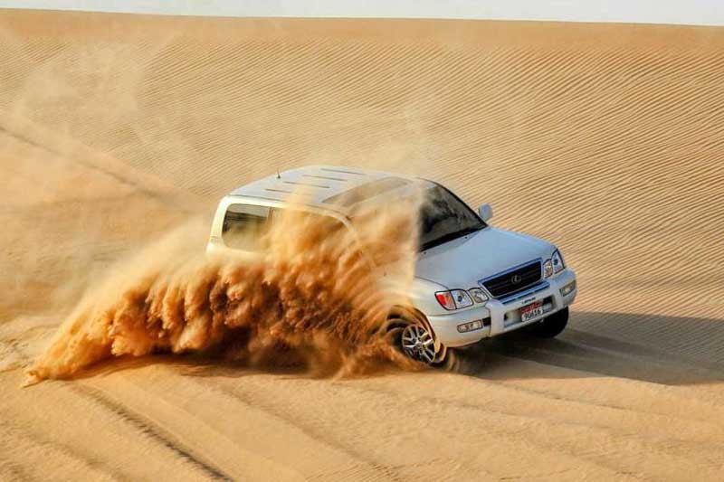 خودروی سفید لکسوز در تورهای سافاری ابوظبی