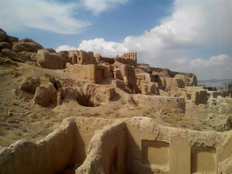 بناهای خشتی و آثار باستانی در تپه آریایی ها