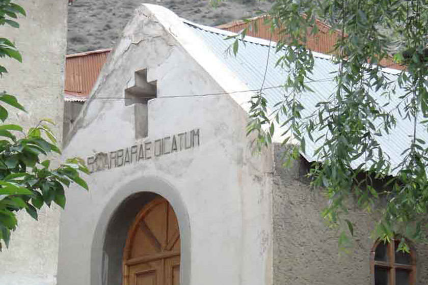 کلیسای سرخ آباد 