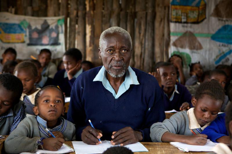 پیرمردی نشسته در کلاس درس در فیلم اولین دانش آموز