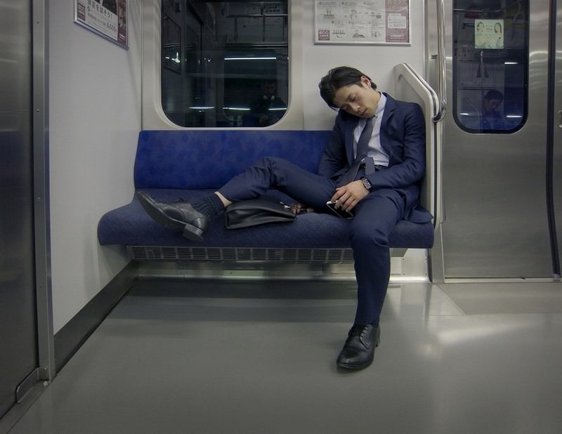 شهروند ژاپنی خوابیده در مترو