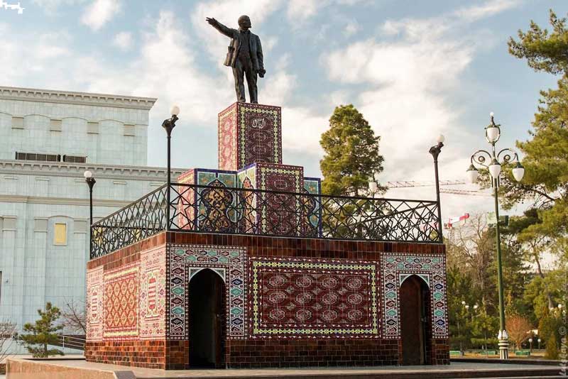 مجسمه لنین روی سکوی تزیین شده در عشق آباد، ترکمنستان
