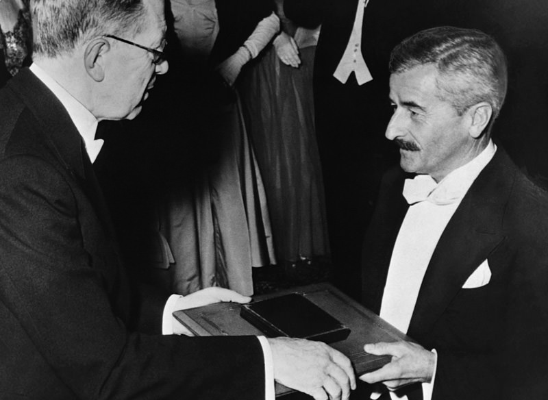 ویلیام فاکنر درحال دریافت جایزه ادبی