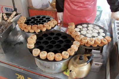 پخت نان محلی شیرین در خیابان‌های کره جنوبی