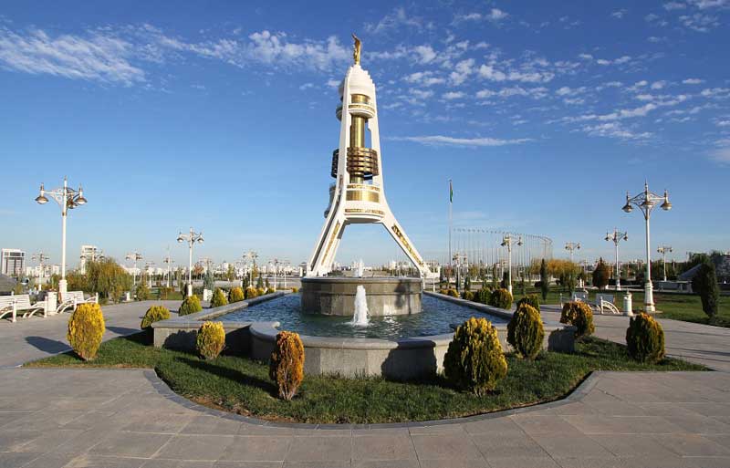 بنای یادبود طاق بی طرفی در میدان عشق آباد، ترکمنستان