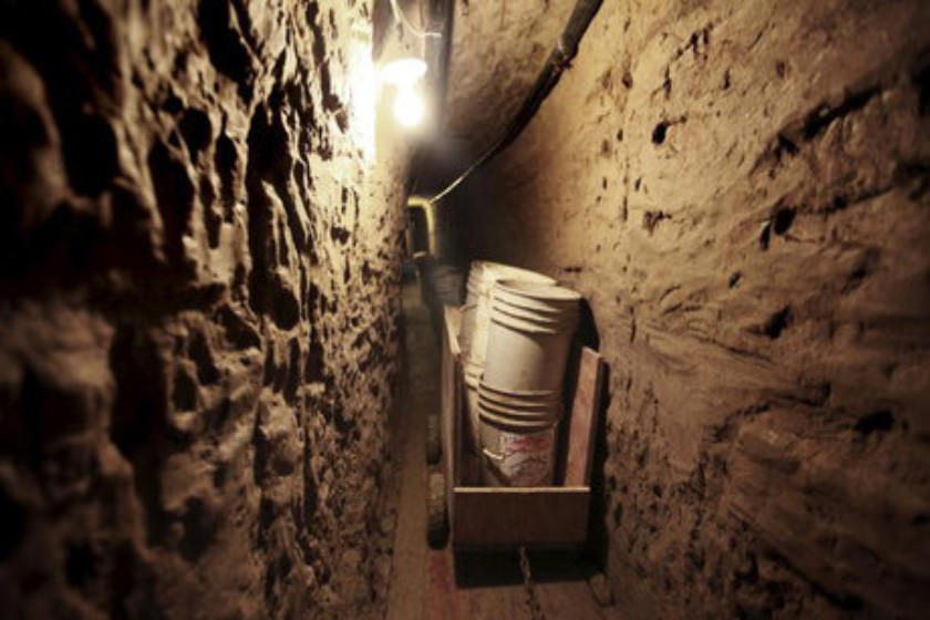 کشف ۲۰ متر تونل‌ مخفی زیرزمینی در نطنز