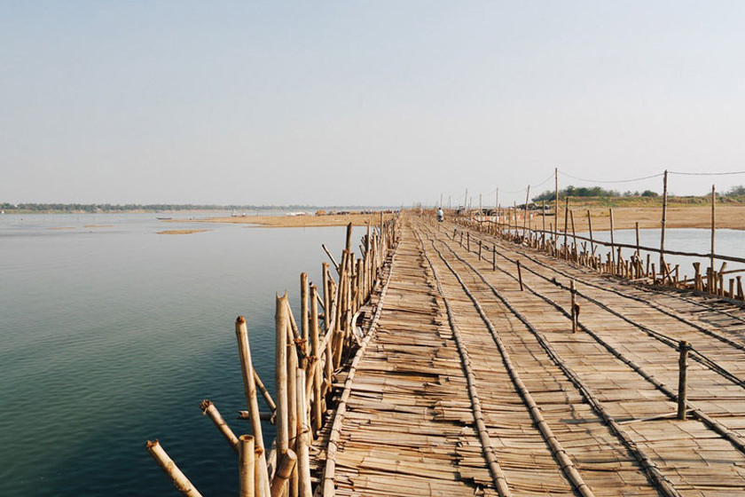 پلی از چوب بامبو که هر سال ساخته و خراب می‌شود
