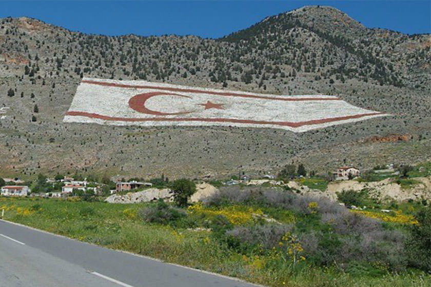 ماجرای تصویر پرچم بزرگ در کوه های قبرس شمالی چیست؟