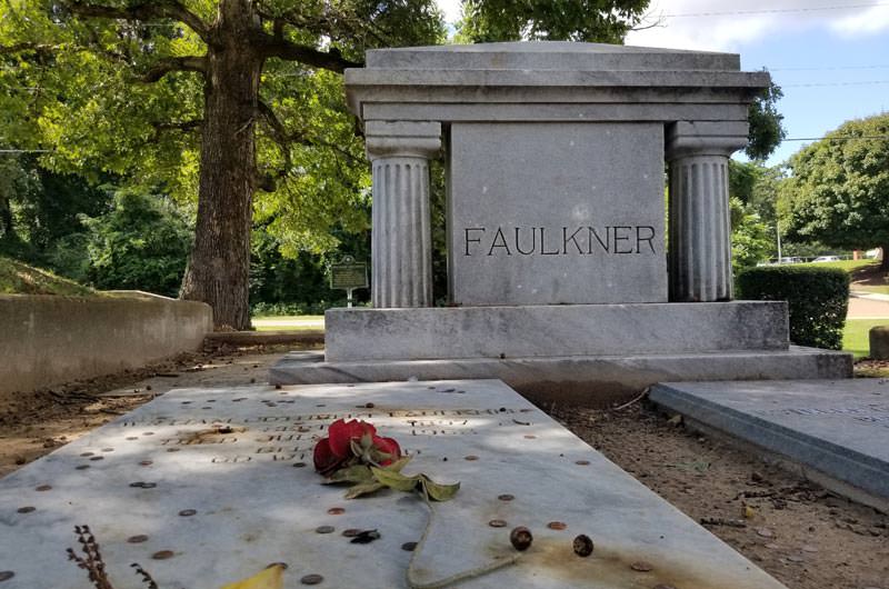 مزار ویلیام فاکنر در روان اوک