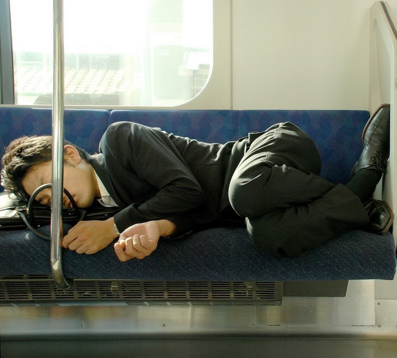 فردی در حال استراحت در متروی ژاپن