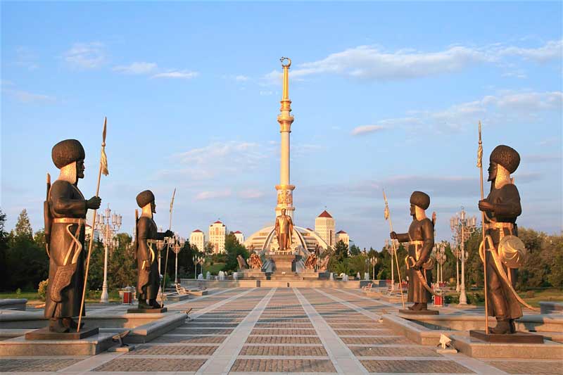 سزبازان نیزه دار در پارک استقلال عشق آباد، ترکمنستان