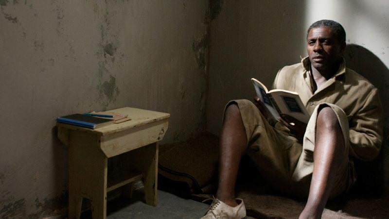 نلسون ماندلا در زندان در فیلم بیوگرافی  راه طولانی به سوی آزادی