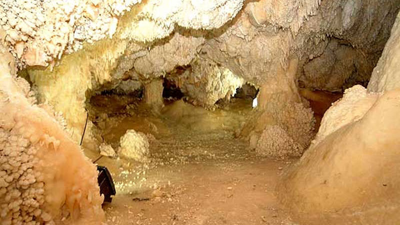 دیوارهای آهکی غار چال نخجیر