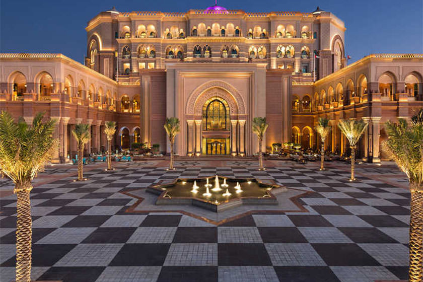 ۱۳۰ هزار دلار هزینه نصب برگ های طلا به سقف هتل قصر امارات 