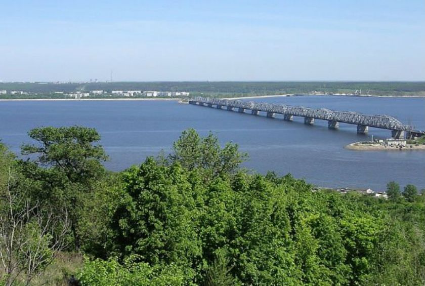 پل فلزی و رود ولگا در روسیه
