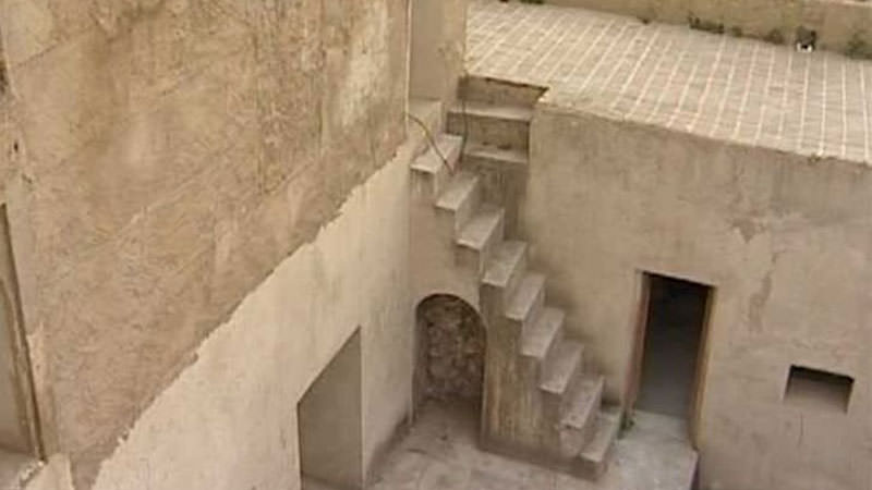 محوطه و پله های قلعه شامبراکان