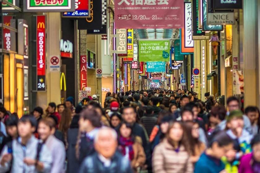 جمعیت مردم در حال عبور و مرور در بازارهای ژاپن