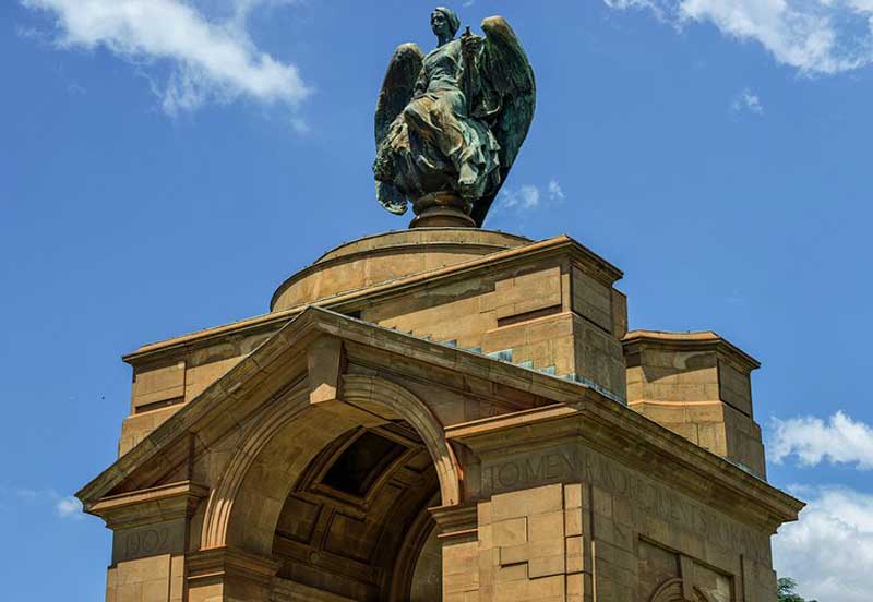 تندیس فرشته مقدس بالای موزه ملی تاریخ نظامی آفریقای جنوبی
